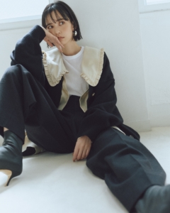 程よい大きめサイズ。ニットカーディガン¥39,600（ドゥーズィエム クラス／ドゥーズィエム クラス シンジュク）、フリルカラーシャツ¥30,800（ウーア／スピック＆スパン ルミネ有楽町店）、Tシャツ¥6,380（THE SHINZONE／Shinzone ルミネ有楽町店）、パンツ¥42,900（beautiful people／ビューティフルピープル 青山店）、ピアス¥37,400（e.m.／e.m. 表参道店）、ショートブーツ¥68,200（PIPPICHIC／ベイジュ）