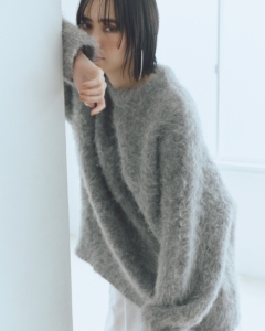 毛足が長く、ふんわりとした柔らかなふくらみが特徴のアルパカ混の上質なプルオーバー。ボリュームがありながらも、ぼってりとはしないので、コートの下にも着やすい。カーディガンタイプもあり、そちらもオススメ。ニット¥16,500（ノーク）、パンツ¥58,300（ebure／エブール GINZA SIX店）、ピアス¥15,400（e.m.／e.m. 表参道店）