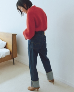 ニット¥29,700（アルアバイル）、デニムパンツ¥20,900（Levi’s® Vintage Clothing／リーバイ・ストラウス ジャパン）、ショートブーツ¥24,200（ダイアナ／ダイアナ 銀座本店）