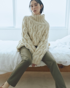 別注ニット¥41,800（ミストアズ／ノーブル 有楽町マルイ店）、パンツ¥19,800（セピエ／ガリャルダガランテ 表参道店）、ローファー¥16,390（A de Vivre）、ソックス／スタイリスト私物