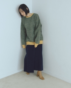 ニット¥17,600（ピルグリム サーフ+サプライ）、スカート¥53,900（デミリー ハーツ ロンハーマン／ロンハーマン）、ショートブーツ¥25,850（ダイアナ／ダイアナ 銀座本店）