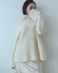ニット¥24,400（バナナ・リパブリック）、サテンスカート¥27,500（エディット フォー ルル）