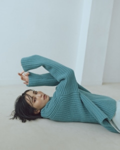 ニット¥46,200（ディーゼル／ディーゼル ジャパン）、サテンパンツ¥20,900（ル フィル／LE PHIL NEWoMan新宿店）