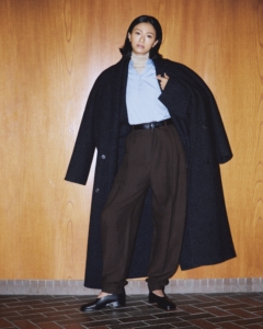 ロングコート¥548,900、ショートコート¥473,000、シャツ¥134,200、タートルネックニット¥134,200、パンツ¥161,700、ベルト¥83,600、シューズ¥160,600（全てザ・ロウ／ザ・ロウ・ジャパン）