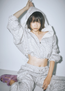 ジャケット¥218,900、パンツ¥113,300、サンダル［ソール2.5㎝］¥132,000※全て予定価格（全てフェンディ／フェンディ ジャパン