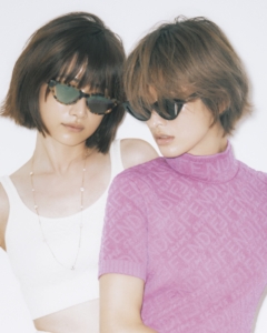【優】ミニドレス¥181,500※予定価格、サングラス¥46,200 【ヨンア】セットアップ¥203,500、ネックレス¥121,000※共に予定価格、サングラス¥46,200（全てフェンディ／フェンディ ジャパン）