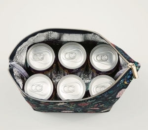 保温・保冷ポーチは、350mL缶が6本スッポリ入るサイズ。ランチボックスを入れるのにも◎。