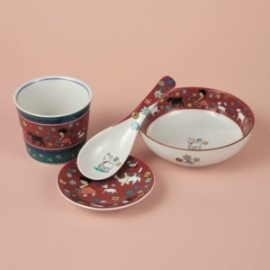 多色絵付けが美しい。左から：九谷焼フリーカップとことこ［上部φ8×H6.5cm］¥2,200、同 色絵れんげユキちゃん¥990、同 豆皿総柄［φ9.5×H1.8cm］¥1,320、同 ４号鉢とことこ［上部φ12×H4cm］¥1,870（全て青郊）