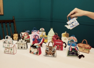 高級レザーと最高峰の職人技による、デルヴォーの遊び心溢れる名品「Miniatures（ミニアチュール）」。デルヴォーを代表するバッグ「ブリヨン」のミニチュアバージョンで、まさにポケットサイズのアートです。そのデザインには“世界はひとつ”というメッセージが込められ、世界の各都市を表現。ブリヨンチャーム Teapot ¥125,400、Rue St Honoré ¥125,400、Tiger ¥149,600、Arlecchino ¥149,600、Duomo ¥125,400、Mahjong ¥149,600、Sakura ¥125,400、Liege ¥110,000、Sushi ¥125,400、French Can can ¥149,600、Piccadilly Circus ¥125,400、Burger Queen ¥149,600、Qipao ¥149,600、Namur ¥149,600、Chinese Lantern ¥149,600、Celadon ¥125,400、Taxi Driver ¥125,400、Motoretta ¥149,600、Hibiscus ¥125,400、Wonder Woman ¥125,400、Accordéon ¥149,600（全てデルヴォー／デルヴォー・ジャパン）