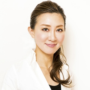 松倉クリニック代官山 院長 貴子さん 豊富な知識と確かな技術で美容業界にもファンの多い貴子先生。コスメに対する愛情も人一倍で、こだわりが詰まったコスメ・サプリメントのプロデュースも。リピートコスメの基準は、かぶれず、テクスチャーと香りが好みであること。