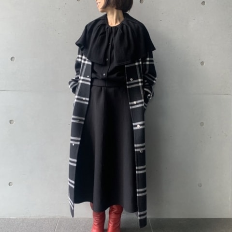 デパリエのニットを着たファッションディレクターの中島英恵さん