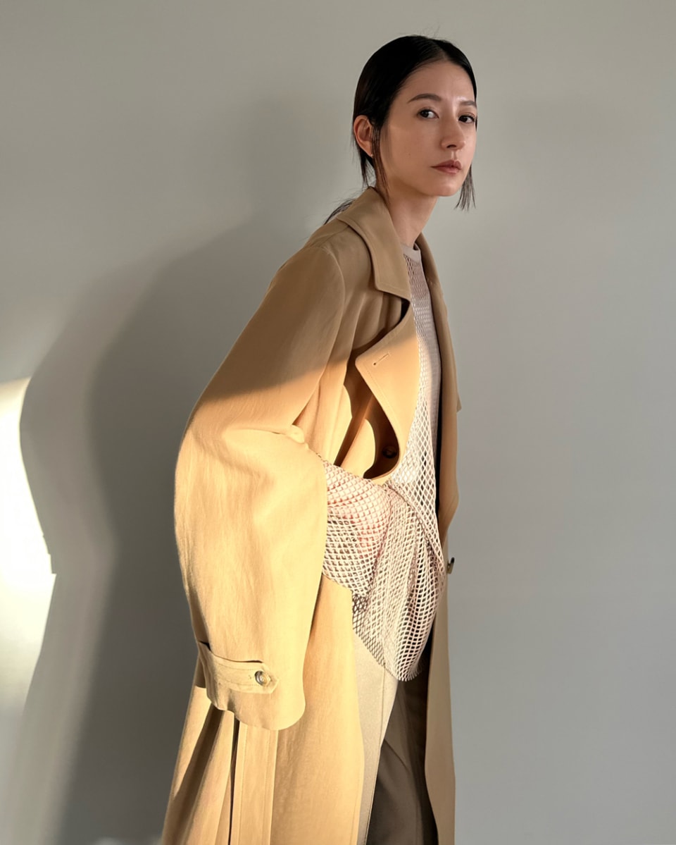 松本恵奈さんが着るクラネのトレンチコート