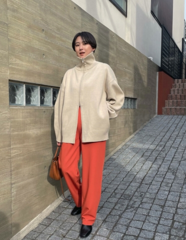 MANOFクリエイティブディレクター、松本ゆりなさんが着るニット