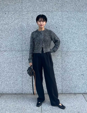 諏訪朱音さんが着るミースロエのニット