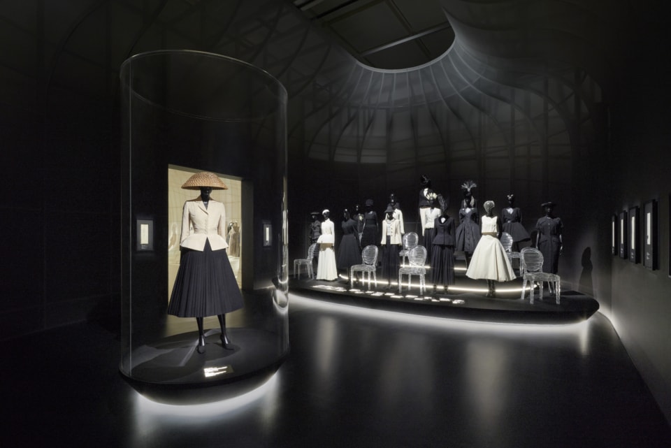 DIOR　ディオール　クチュリエ展　ブラックとホワイトのコントラストが大胆な最初の展示室