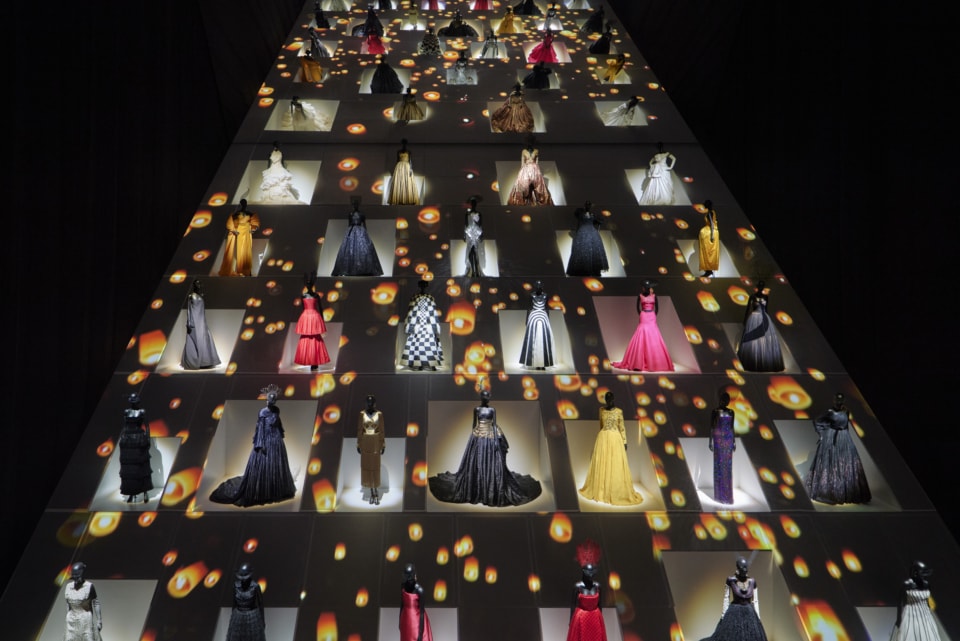 DIOR　ディオール　クチュリエ展　吹き抜け大空間を最大限使って展示されるのは、壮麗な舞踏会に咲き乱れるイブニングドレスたち