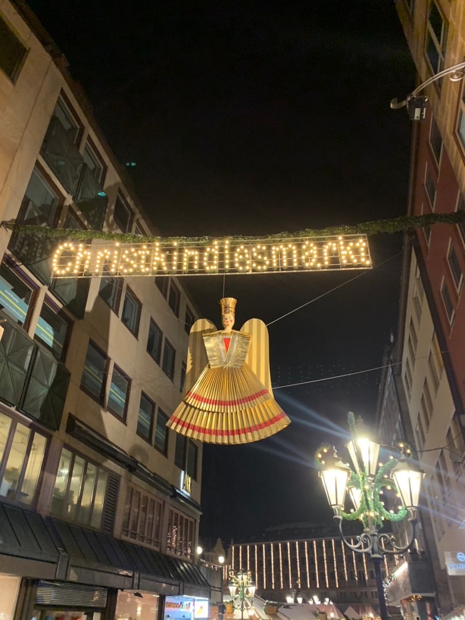 ニュルンベルクのクリスマスマーケットの入口には、大きな黄金色のクリストキントが
