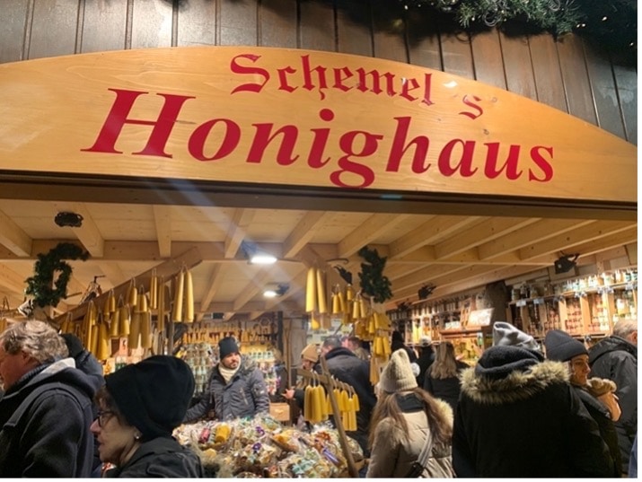 多くの人で賑わう、はちみつの家を意味する「honighaus」のお店