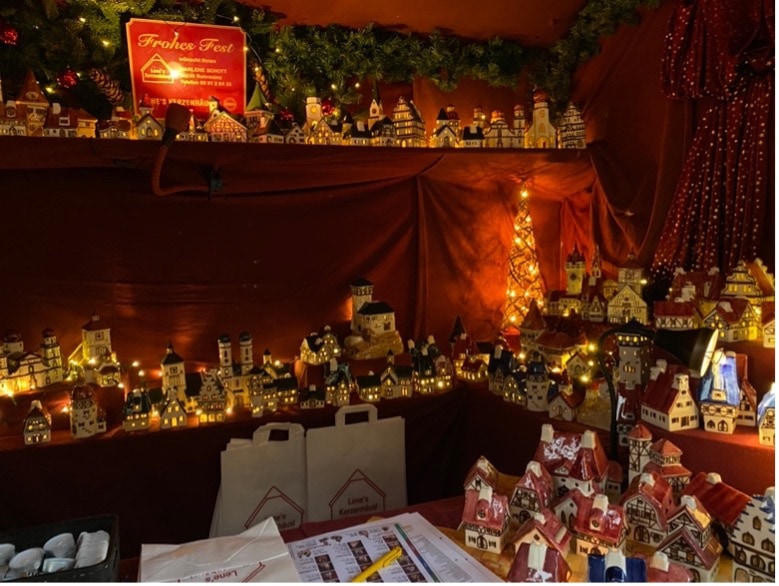 ミュンヘンのクリスマスマーケットには、ランプを販売している屋台も