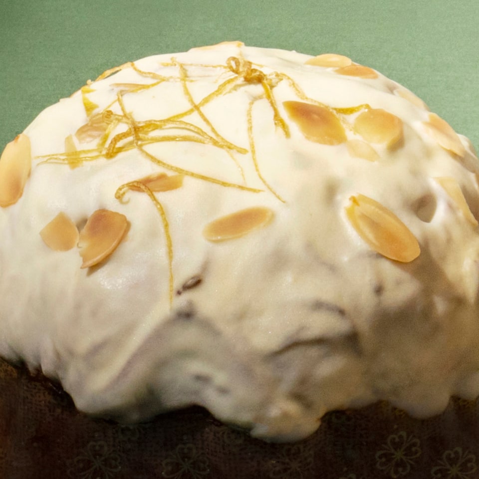 グッチの日本限定の柚子・アーモンド・ホワイトチョコレートのパネットーネ