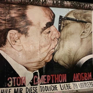 2人の男性（ 旧ソ連のブレジネフ書記長と旧東ドイツのホーネッカー書記長）が熱い接吻を交わす『独裁者のキス』
