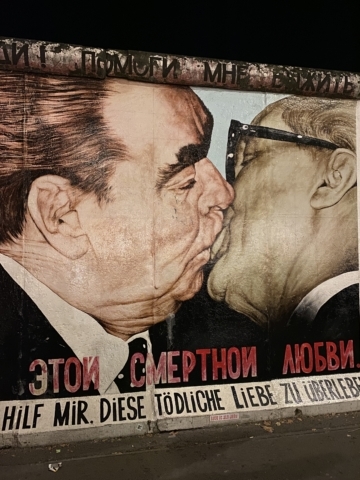 2人の男性（ 旧ソ連のブレジネフ書記長と旧東ドイツのホーネッカー書記長）が熱い接吻を交わす『独裁者のキス』