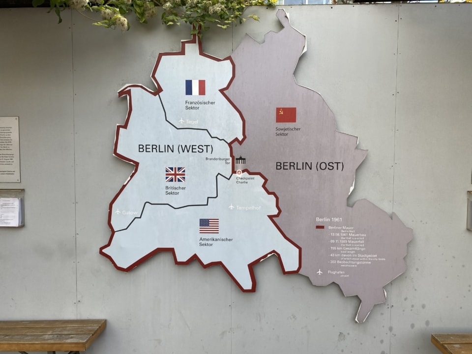 東西ベルリンの境界線上に置かれていた国境検問所（チェックポイント・チャーリー）にて見つけた、当時のベルリンを表した掲示物