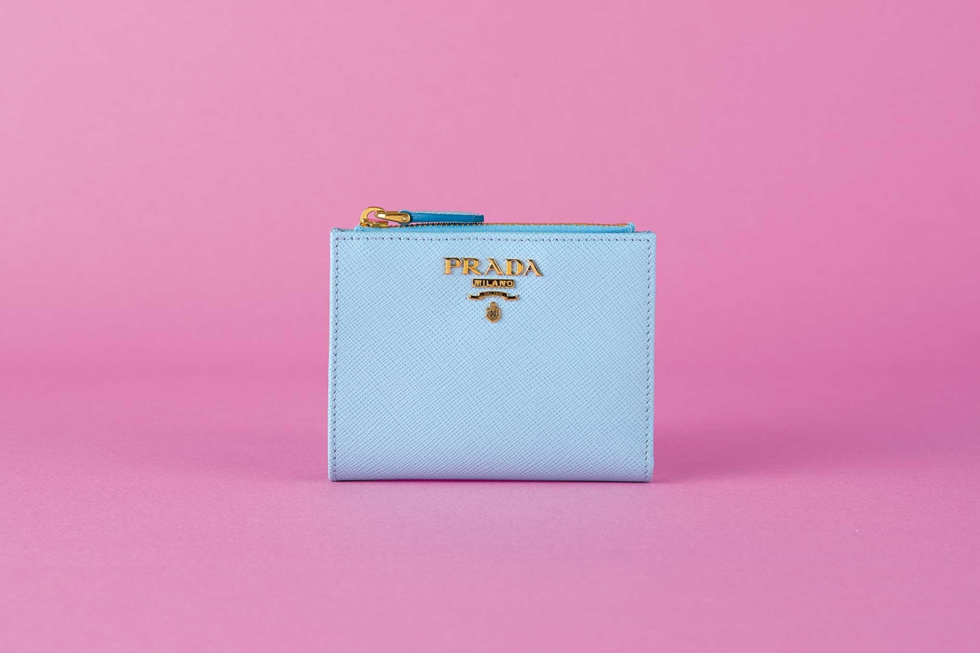 コンパクトで実力派！【PRADA】メゾンの財布にときめいて