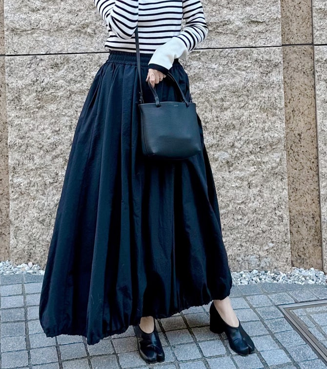 藤井明子さんが着るマチュアードのナイロンタフタスカート