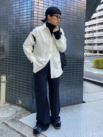 RIM.ARK PR、草野桜子さんのシャツスタイルトップ