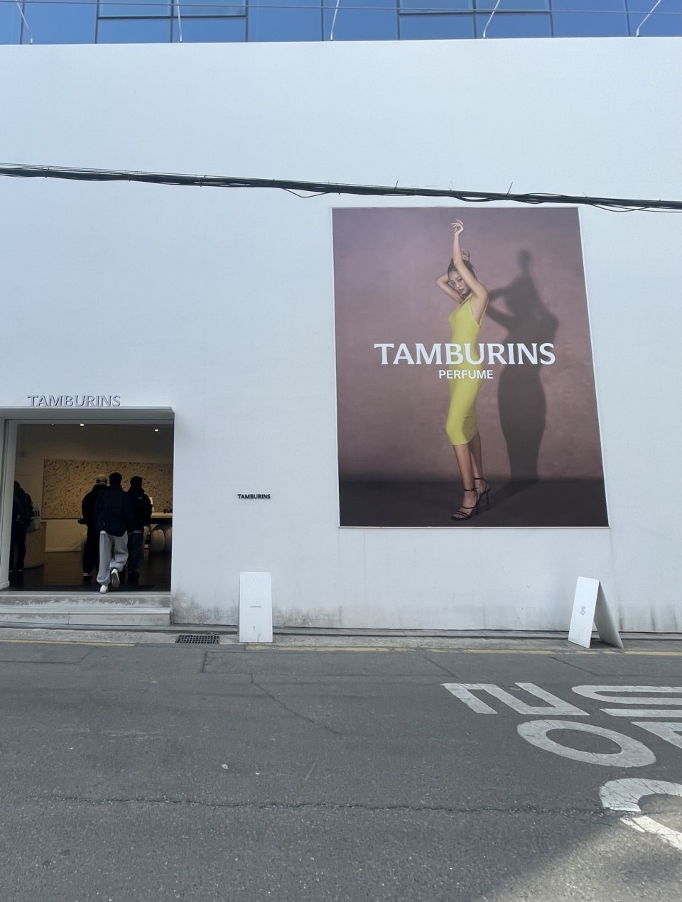 カロスキルにある『TAMBURINS』旗艦店。BLACKPINKのジェニが大迫力のお出迎え♡