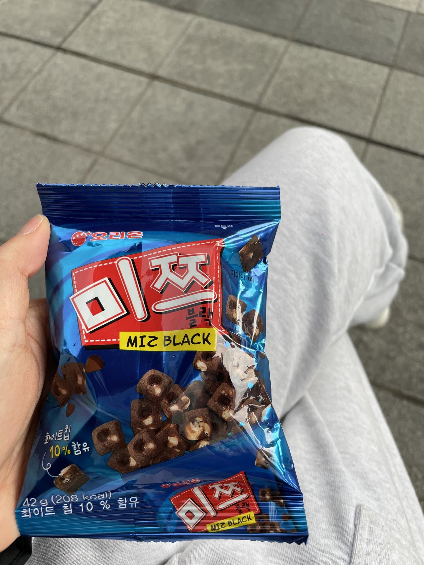 コンビニ菓子も必ず買って帰る定番。小腹が空いたとき、ちょっとつまめるオリオンの『Miz BLACK』。ココアクッキーにホワイトチョコの甘味がアクセントで加わり、オレオクッキーが１粒に凝縮された味わい。