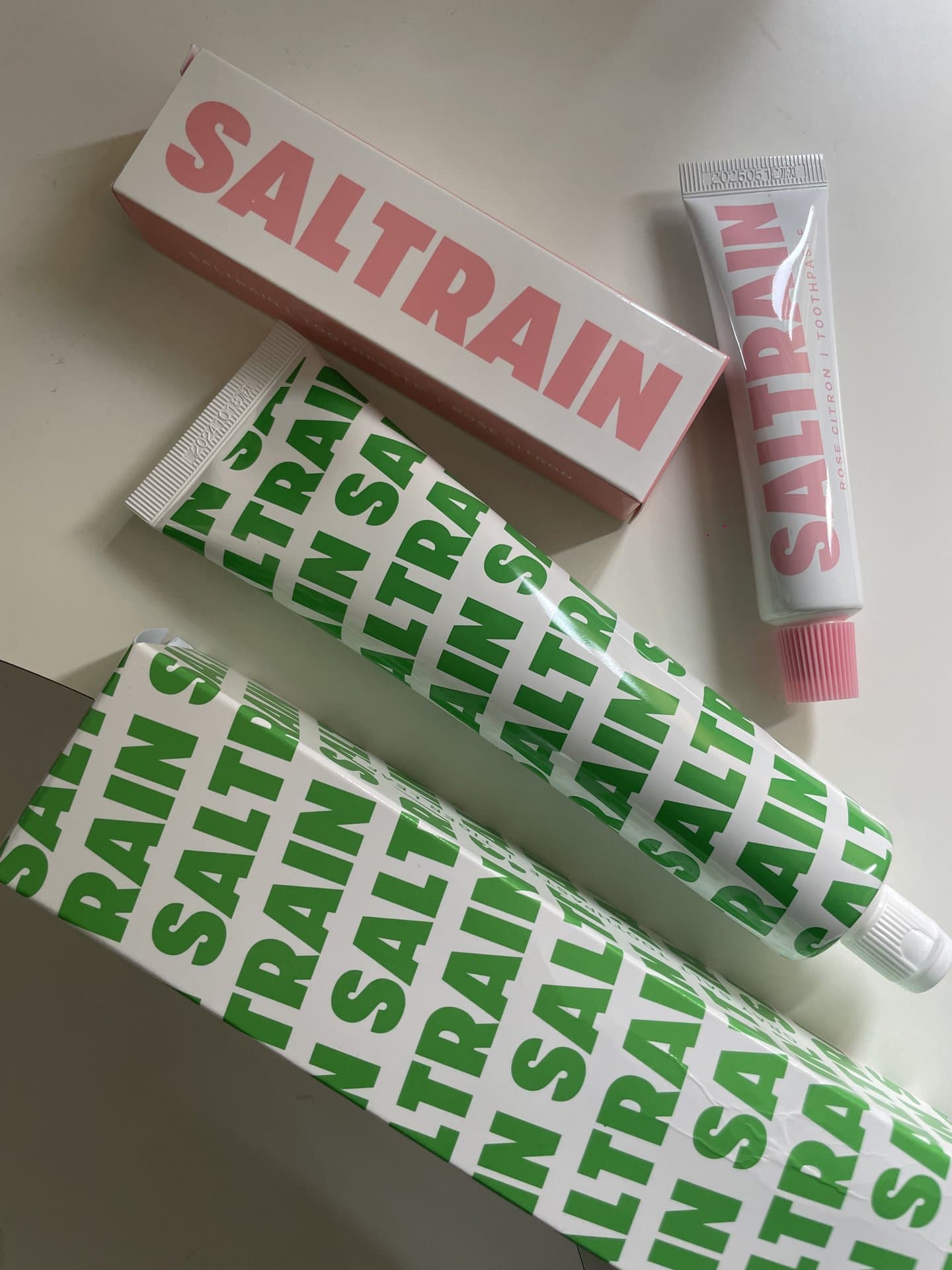 希少な「土板塩」という塩のミネラルを配合したオーラルケアグッズが人気の韓国ブランド『SALTRAIN』。小さいサイズの歯磨き粉はお値段もお手頃で、お土産にぴったりなビジュの可愛さ。セレクトショップ『BEAKER』や『現代ソウル百貨店』などで取り扱いあり。