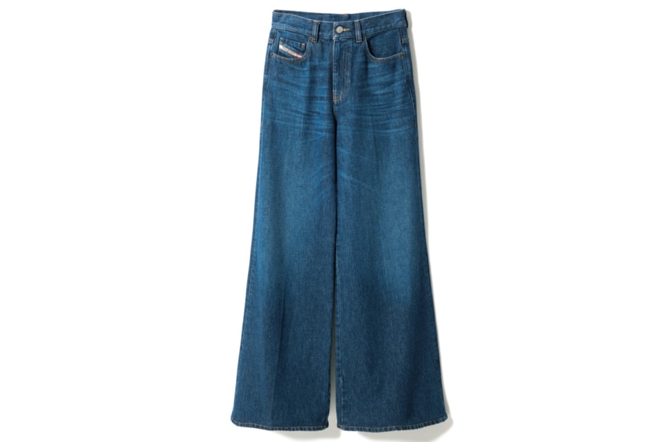 インディゴワイド〈1978 D-Akemi 00711 Bootscut And Flare Jeans〉¥29,700（ディーゼル／ディーゼル ジャパン）