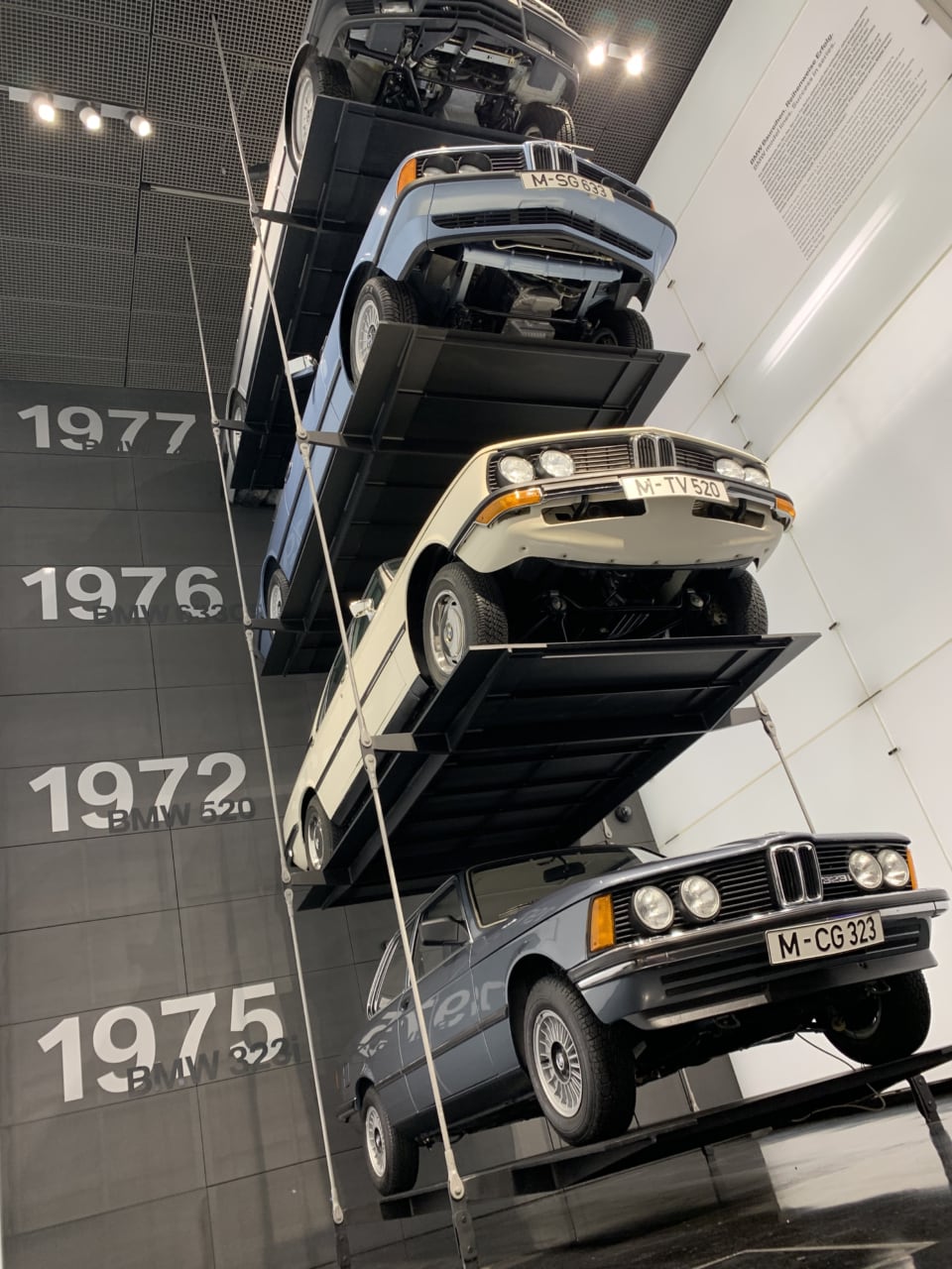 BMW車の展示