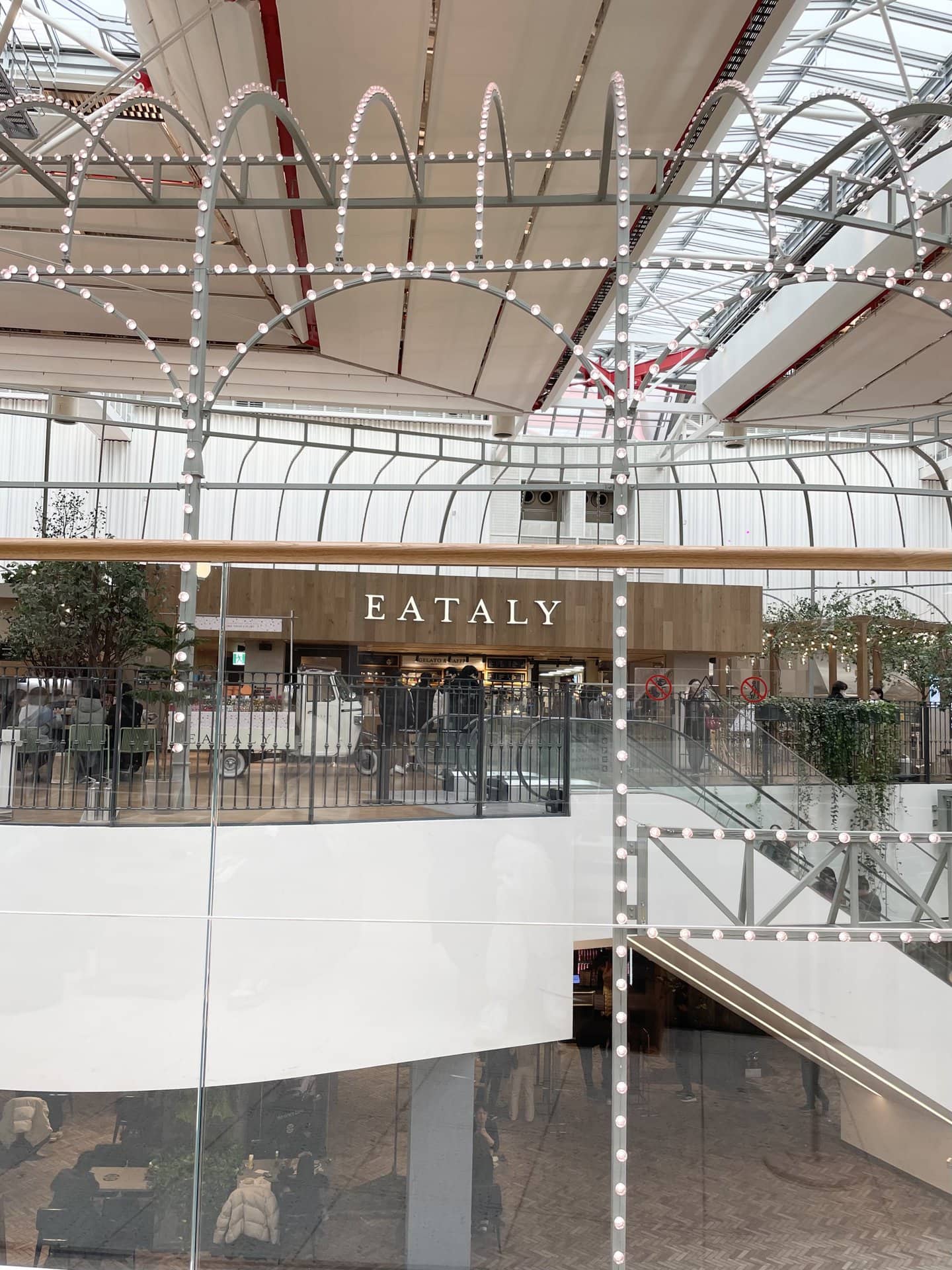 コーヒーやジェラートを求め、『EATALY』にはつねに列が……！