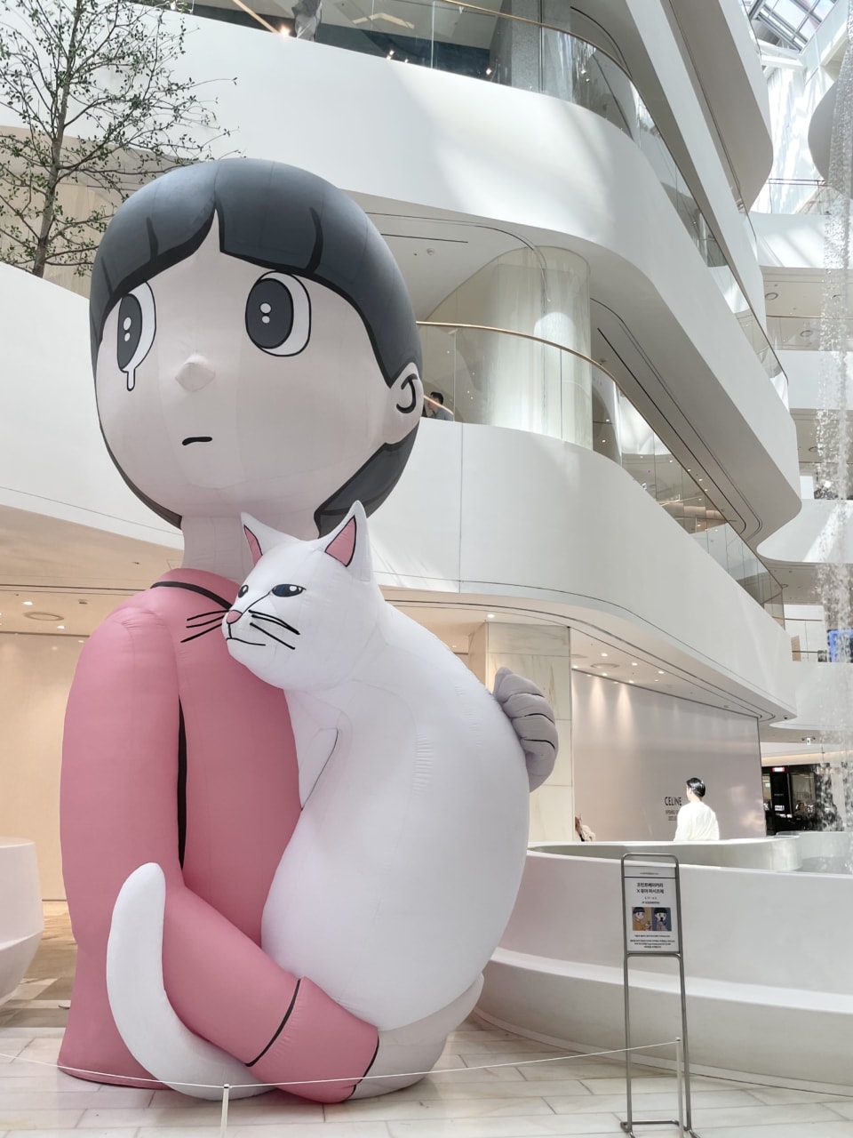 ザ・ヒュンダイ ソウル1Fのウォーターフォールガーデンに展示されていた、日本人アーティストYUYA HASHIZUME氏の巨大3Dアート。