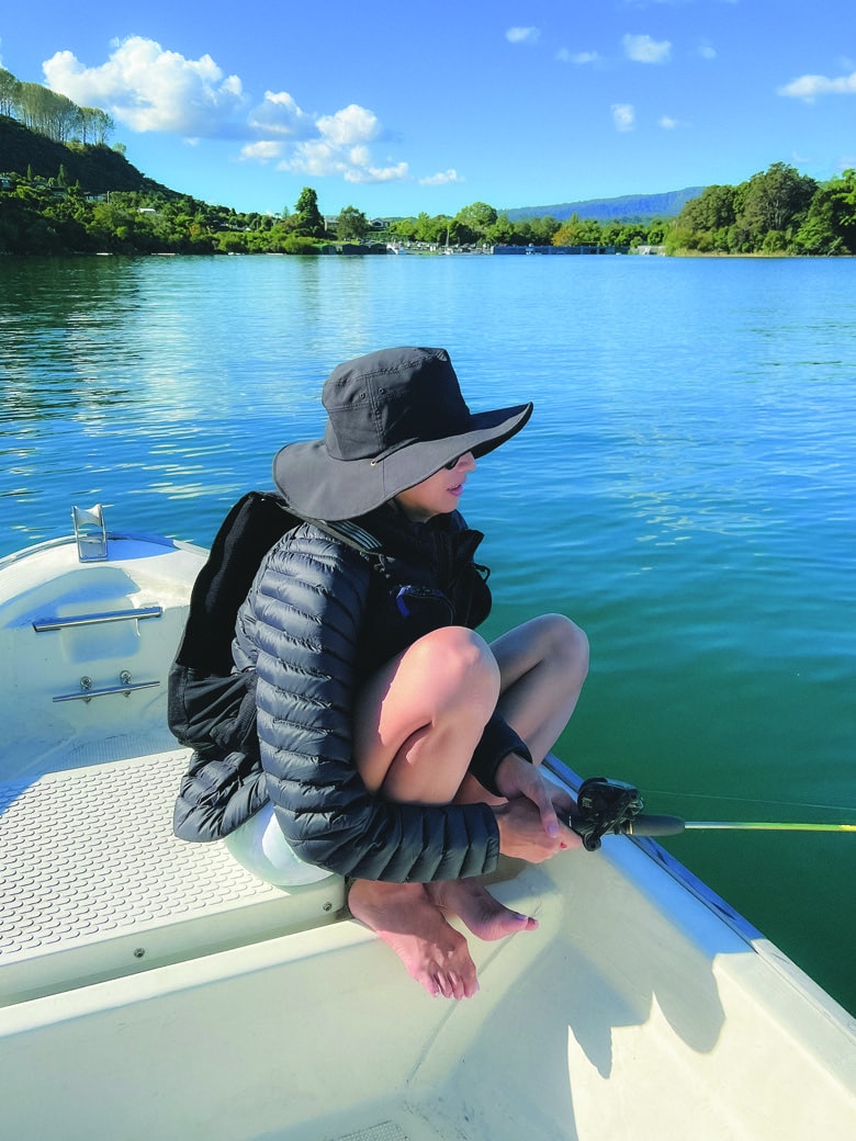 吉川ひなのがニュージーランドで釣り