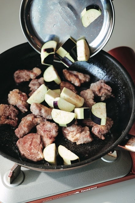 料理研究家・今井亮さんの「なす入りバルサミコ酢豚」なすと豚肉を揚げ焼き