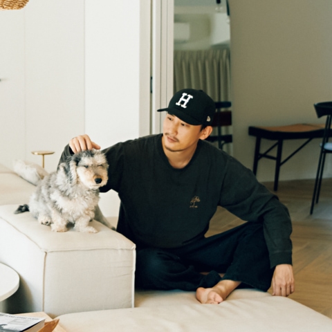 「愛犬が快適に暮らせる空間を」アーティスト・三浦大地のベージュを基調とした温かみのある家 in大阪【前編】