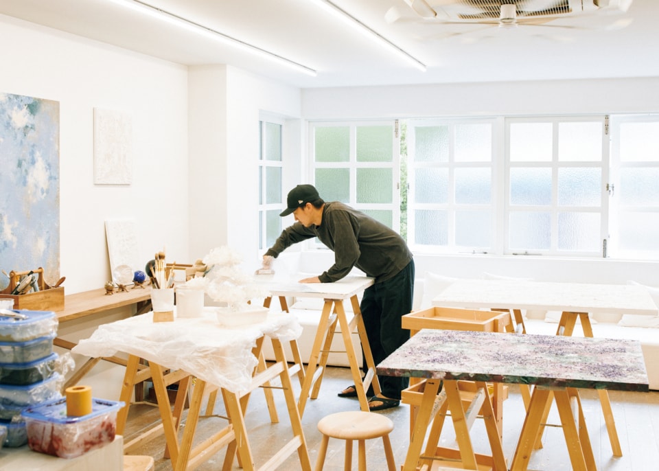 「歴史ある西のカルチャーを作品作りに生かしたい」アーティスト・三浦大地の温かみのある家と真っ白なアトリエ空間 in大阪【後編】