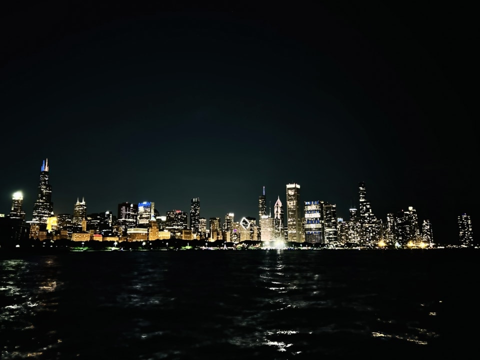ミシガン湖越しに見るシカゴのダウンタウンの夜景
