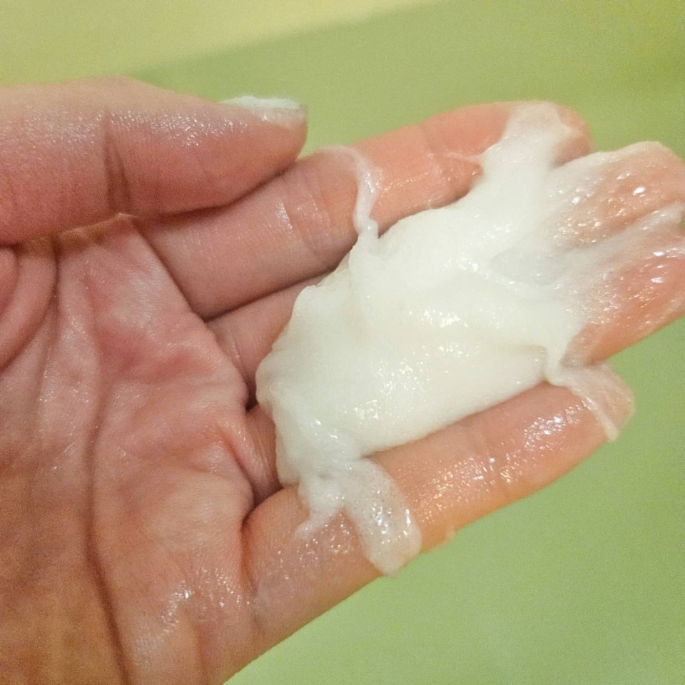 実際に使用。先にしっかりお湯で髪を洗ってからこのくらいの量を前頭あたりを中心に塗布します。