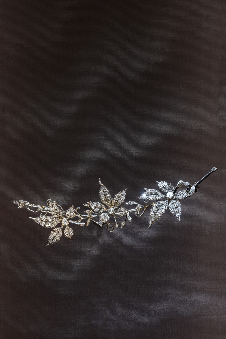 1860年に制作された葡萄の花をモチーフにしたマルチウェアジュエリー。当時ハイジュエリーではあまり用いられることのなかったこの植物を題材に選んだことは、創業者フレデリック・ブシュロンがあらゆる形態の自然に対する愛着を持っていたことを証明するもの。