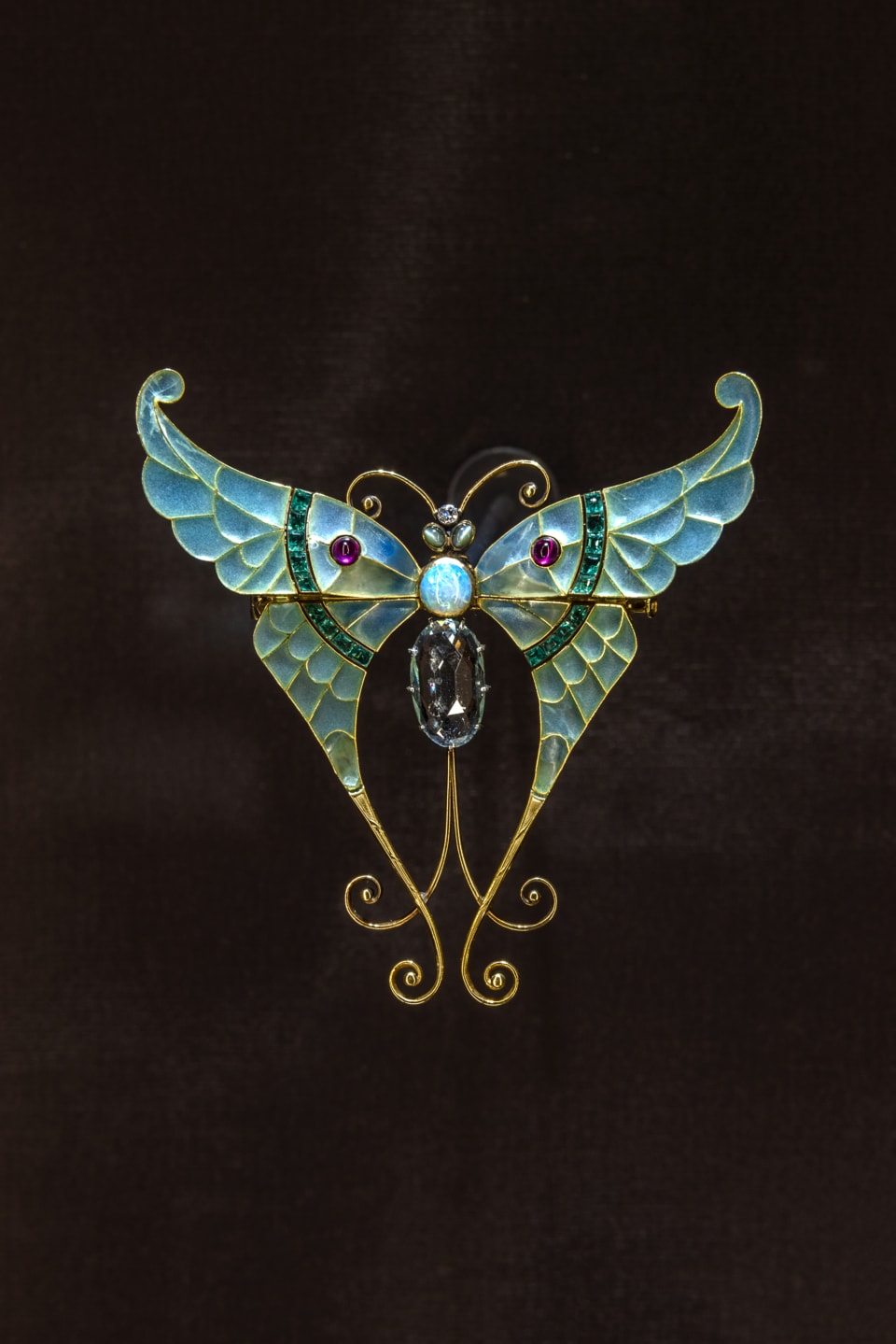 1階に展示されているアーカイヴジュエリー。1900年に制作されたこの蝶のヘアジュエリーは、ブローチとしても使えるマルチウエア作品。エリザベス・テイラー1976年のアカデミー賞で着用！