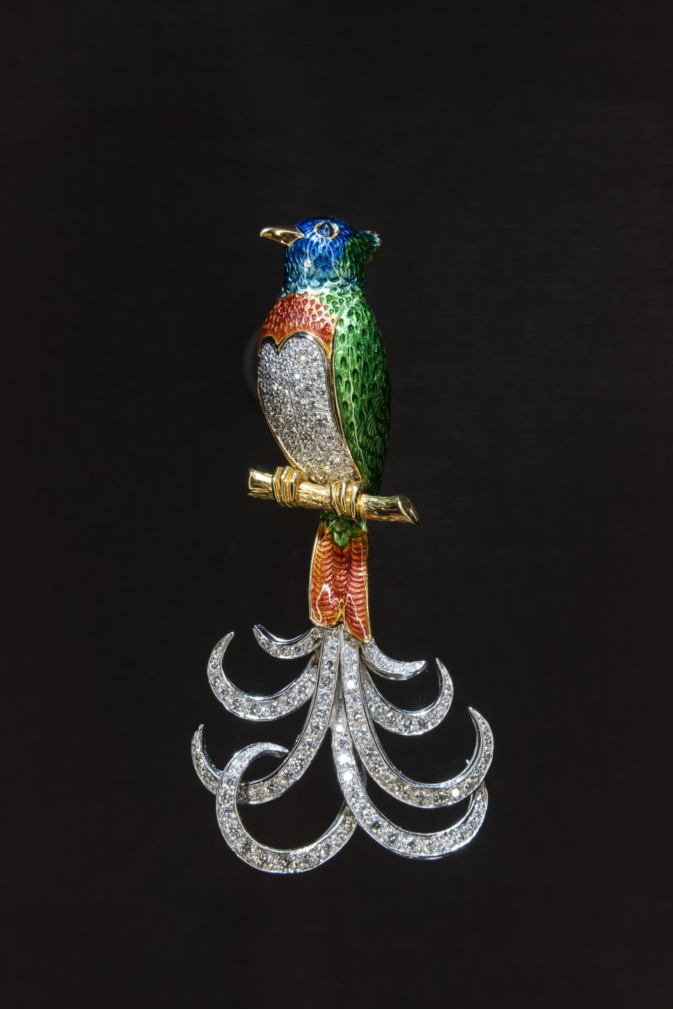 こちらは1500年代にカラーエナメルと貴石で制作された鳥のブローチ。