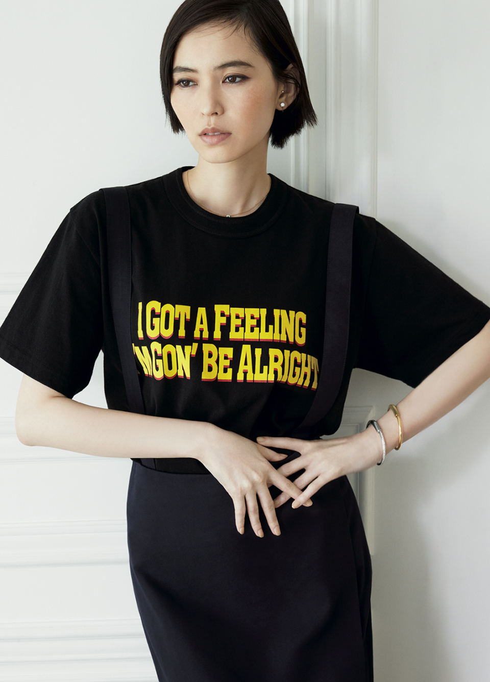 Tシャツにひと粒ダイヤモンドというミニマムなコンビネーションには、ロゴTという遊び心を。「ダイヤモンドは永遠のスタンダード。正直、どんなアイテムと合わせても不正解ではないんです。だからこそサラッと無難にまとめず、ボーイズライクなサイズ感のロゴTシャツとコーディネートするのが面白い。ボトムも女らしいタイトなロングスカートだったり、サスペンダー付きだったりetc. ひと癖あるアイテムを合わせることで、ダイヤモンドに新しい魅力を連れてきてくれます」（辻さん）