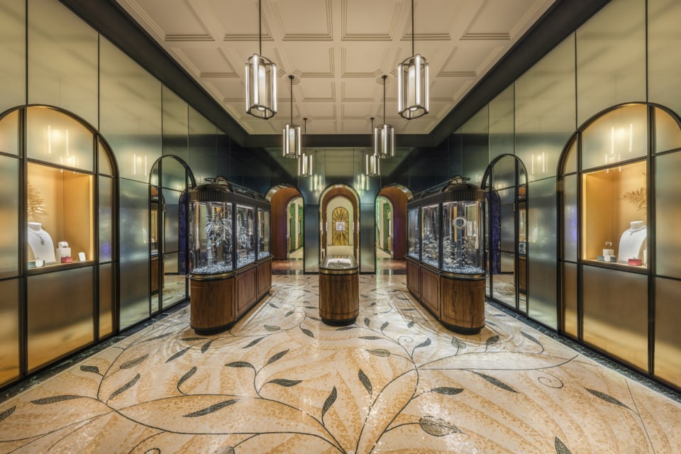ブシュロンのアイコンコレクションがディスプレイされているブティック1階。パリ万国博覧会の展示ケースからインスピレーションを得たショーケースは、メゾンの歴史やヘリテイジに敬意を表現。