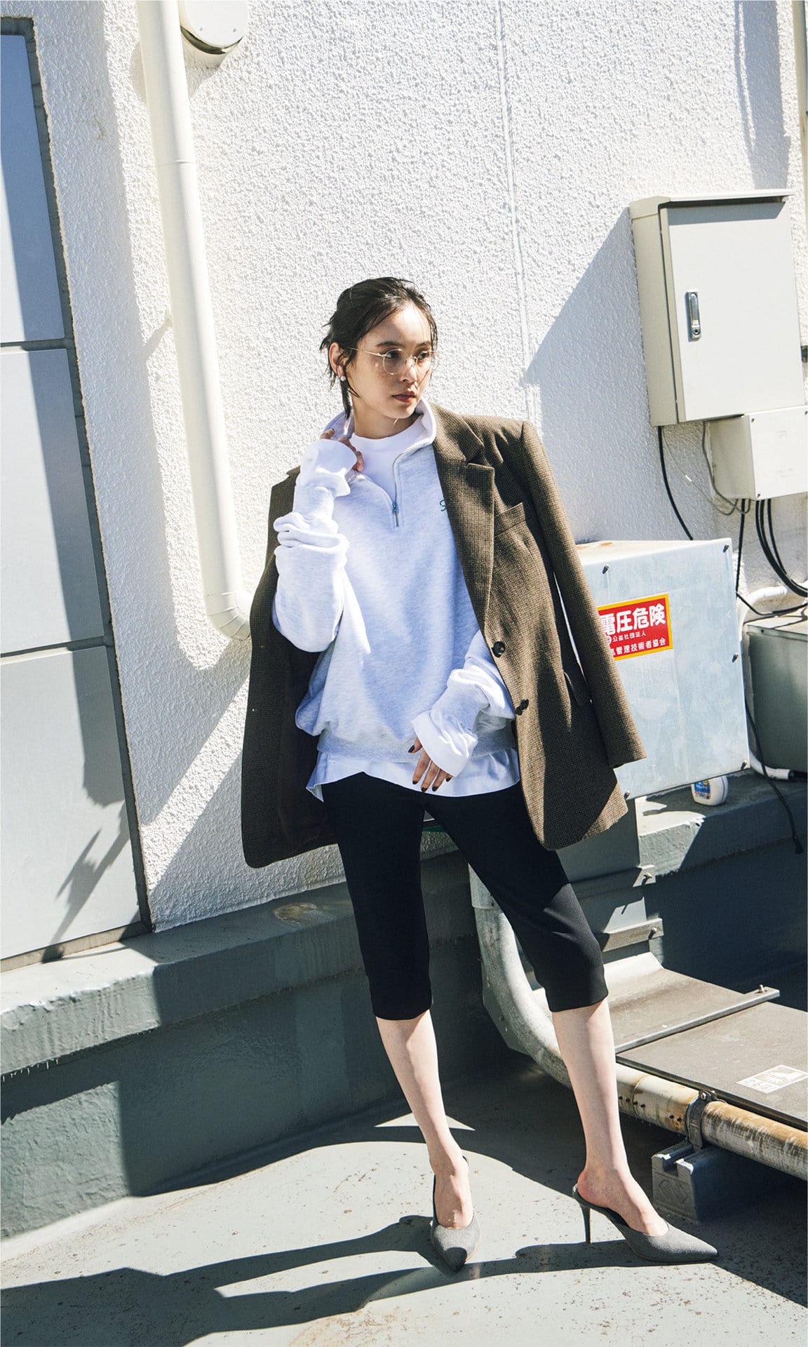 ひざ下丈レギンスで上品に細見え！スポーツ系ウェアをジャケット合わせ  