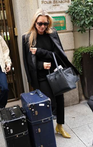 2023年9月、イタリア・ミラノの街角に、ファッションモデルのケイト・モスがフェンディの新作バッグ「FENDI Origami Medium」を持って登場